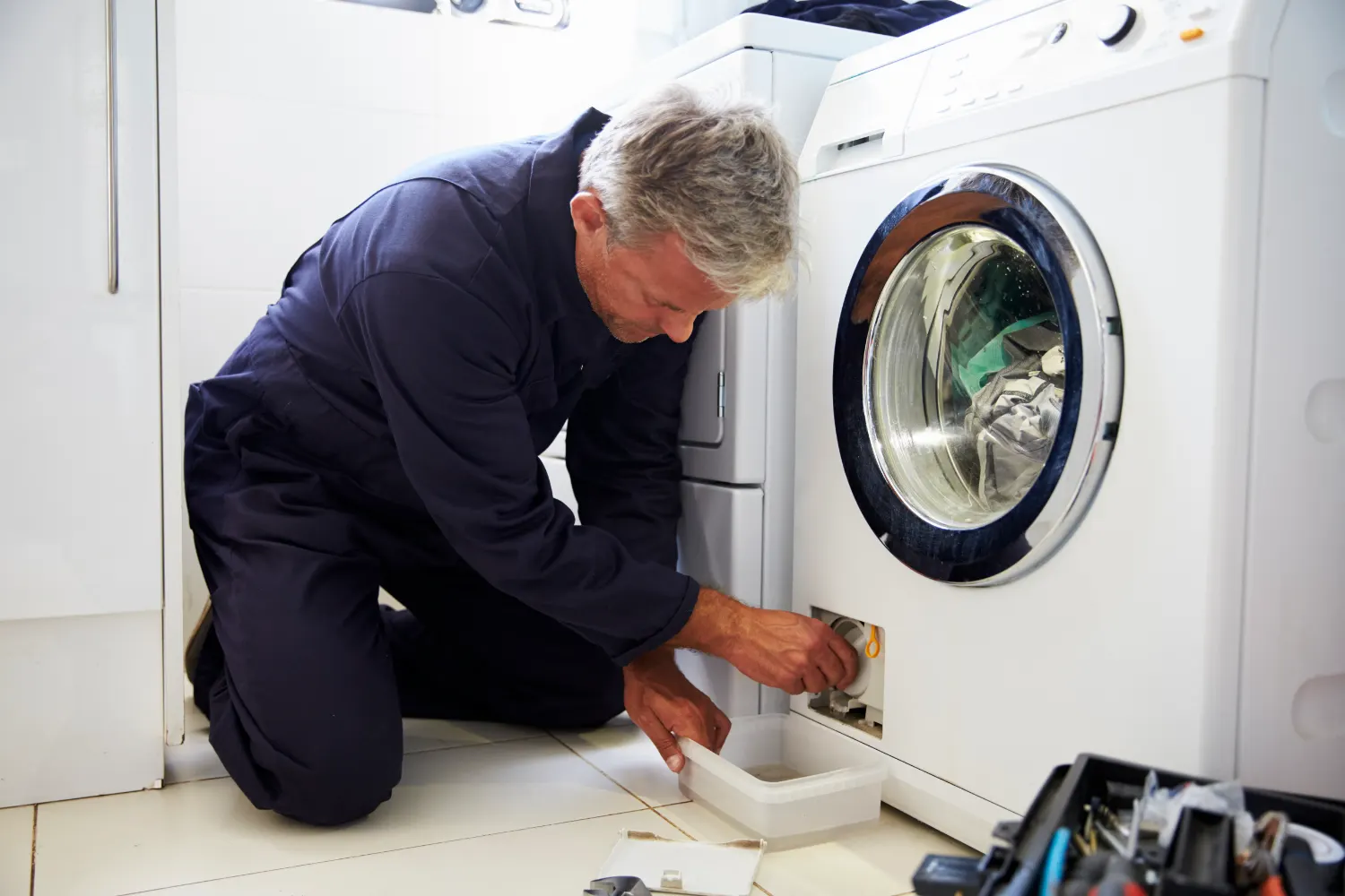 Monteur repareert een wasmachine